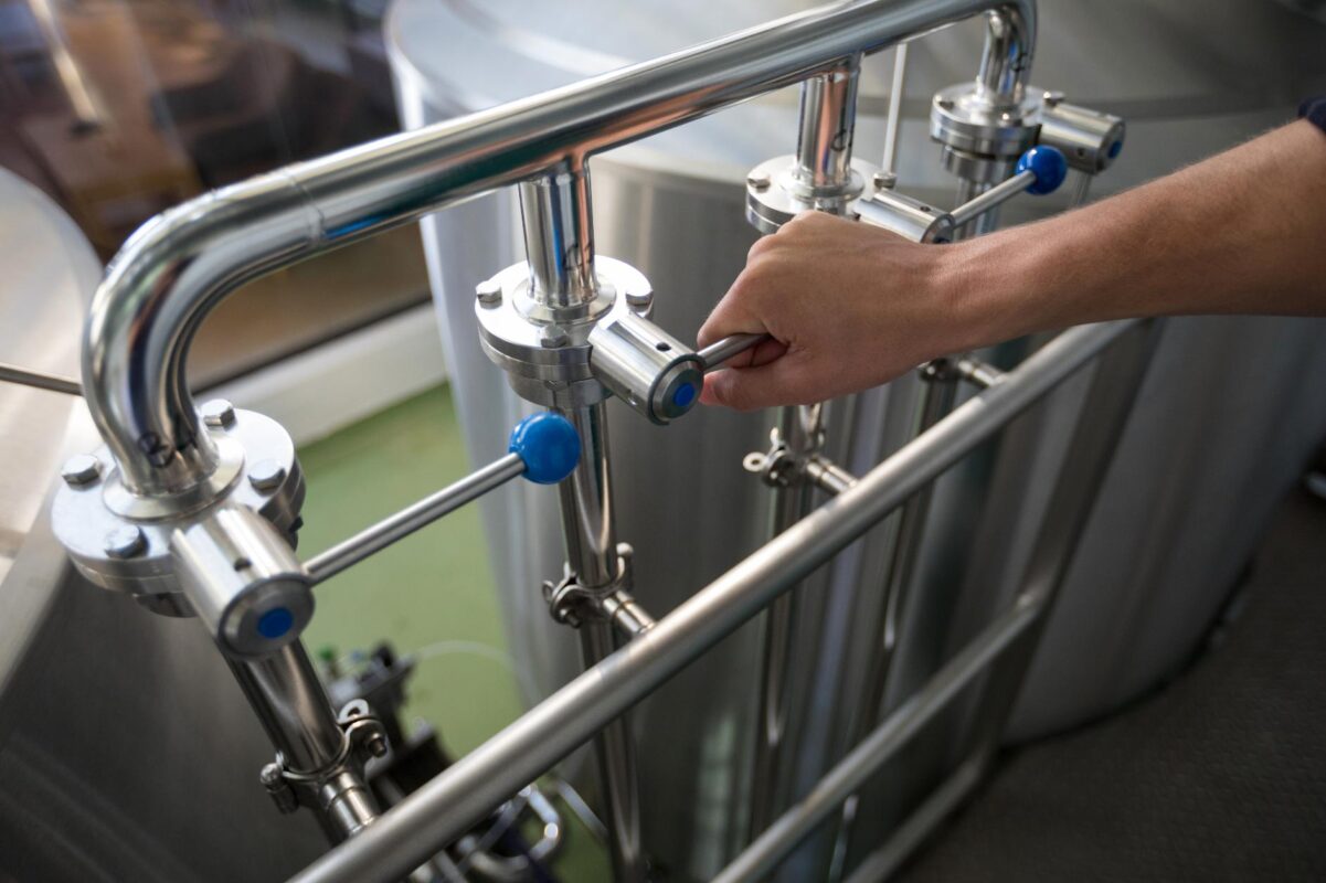 Impianto di depurazione dell’acqua industriale con tubazioni in acciaio inox e valvole di controllo
